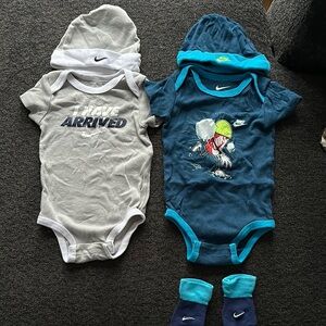 Nike Gray and Blue Hooded Bodysuits w/ hats and booties
Baby Boy Nike (6-12 mth)